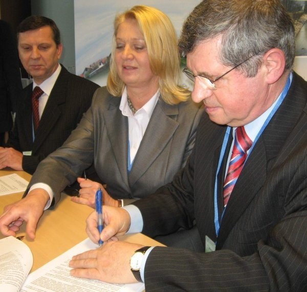 Moment podpisania umowy z gminą Grodków.
