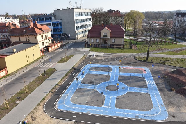 Opustoszały Rybnik. Wszędzie cicho i pusto. Sobota 28 marca w czas pandemii koronawirusa.Zobacz kolejne zdjęcia. Przesuwaj zdjęcia w prawo - naciśnij strzałkę lub przycisk NASTĘPNE