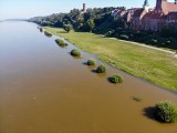 Wysoki stan Wisły w Grudziądzu. Woda zalała ścieżkę rowerową przy Marinie. Zobacz zdjęcia z drona