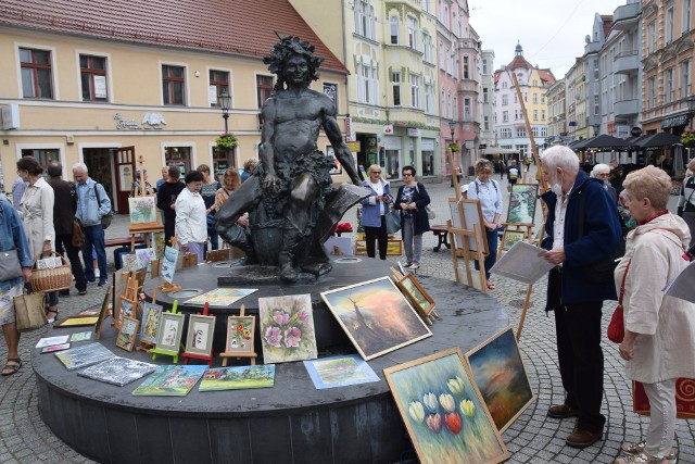 Wystawa prac uczestników artystycznych zmagań pod hasłem "Natura moich okolic" - zielonogórski deptak, lipiec 2021 r. Ogólnopolski konkurs organizuje lubuski okręg Związku Nauczycielstwa Polskiego