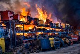 Ogromny pożar w Piotrowicach na Dolnym Śląsku. W ogniu stanęła hala tartaku, na miejscu 70 ratowników straży pożarnej | ZDJĘCIA