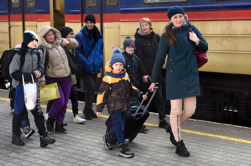 Ukraińcy uciekają ze swojego kraju. Zobacz nowe zdjęcia z dworca PKP w Przemyślu - miejsca przerzutu cudzoziemców w głąb kraju