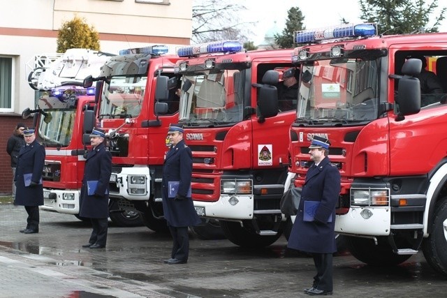 Strażacy z Podkarpacia dostali nowe auta i sprzęt za ponad 6 mln zł [ZDJĘCIA]
