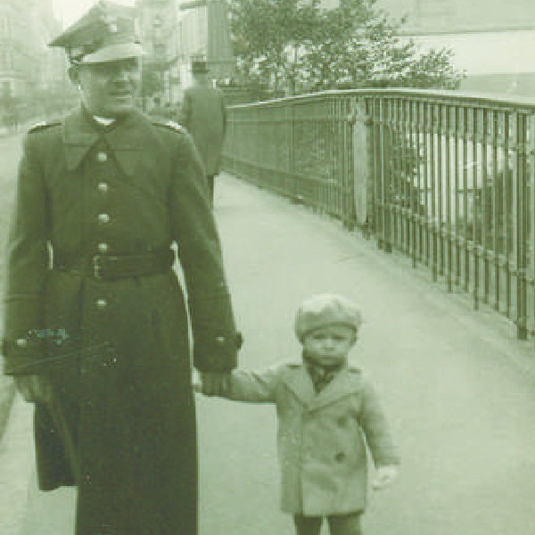 Rudolf Sajdak na moście Królowej Jadwigi z synkiem - zdjęcie zostało zrobione 9 października 1938 roku.