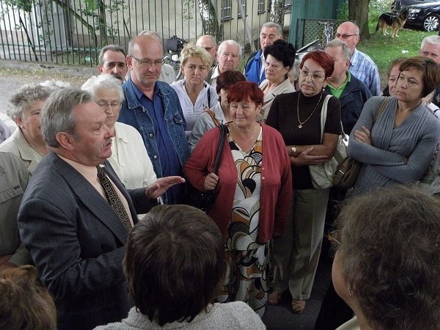 Niezadowoleni z podwyżek mieszkańcy podczas spotkania ze Zbigniewem Gedowskim