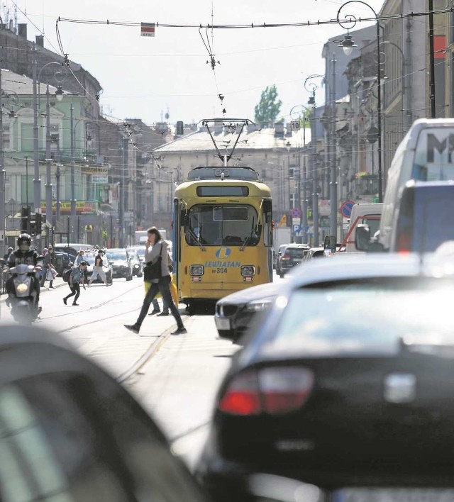 Kalwaryjską zawłaszczyły auta. Cierpią piesi i pasażerowie tramwajów