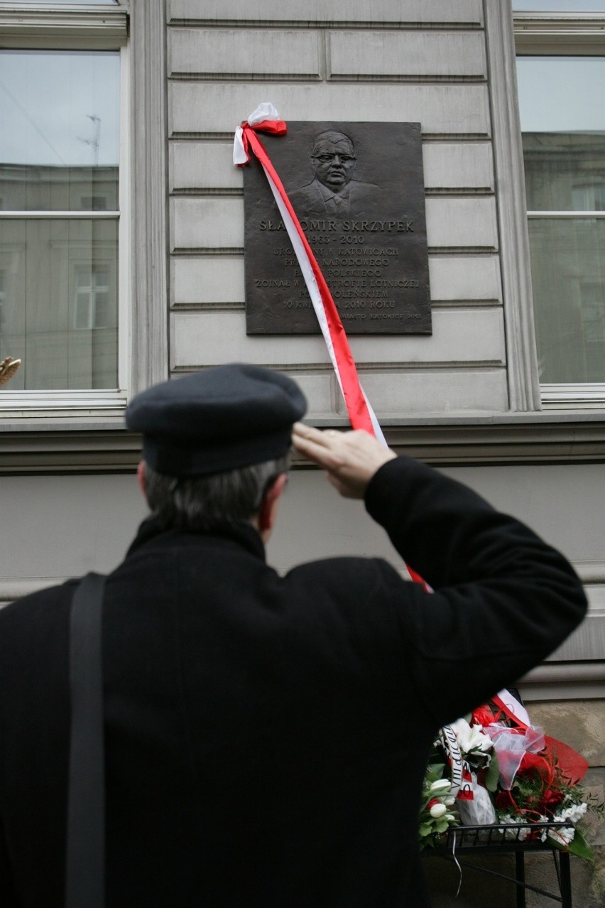 Tablica pamiątkowa Sławomira Skrzypka odsłonięta w VIII LO w Katowicach [ZDJĘCIA]