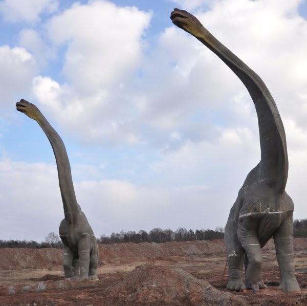 Gigantyczne Brahiozaury już stoją. Czekają na pomalowanie.