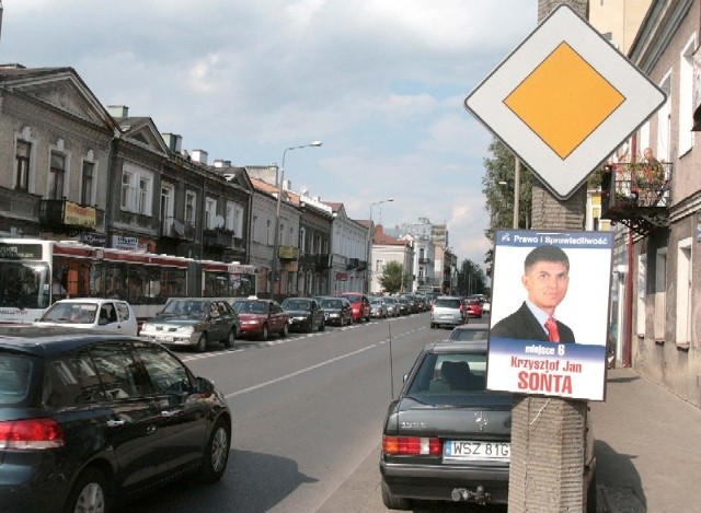 Plakatów nie można wieszać na słupach, na których zamontowano znaki drogowe.