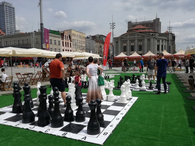 Rozgrywki szachowe na rynku