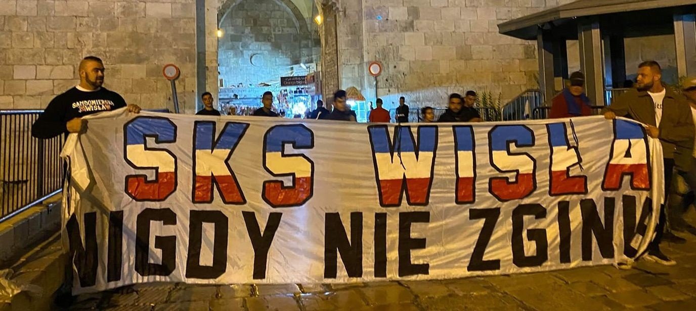 Kibice wspierają Wisłę Sandomierz na meczu Polski z Izraelem. Transparent SKS  Wisła nigdy nie zginie w Jerozolimie | Gol24