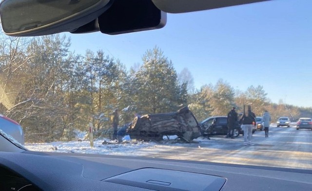 Czołowe zderzenie na "chociwelce". Jedna osoba nie żyje, ranne jest dziecko!