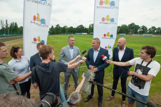 KS Gwiazda - podpisanie umowy z wykonawcą przebudowy stadionu