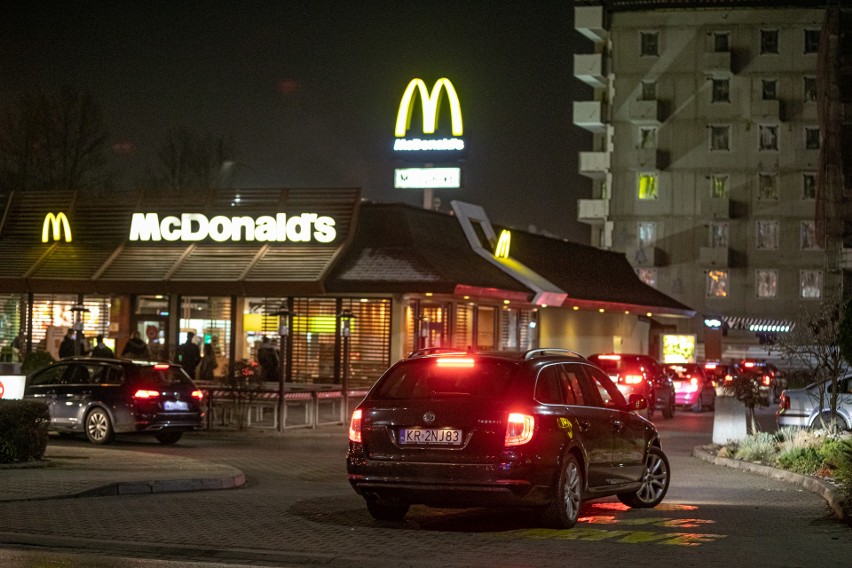 Przed restauracjami McDonald's utworzyły się kolejki...