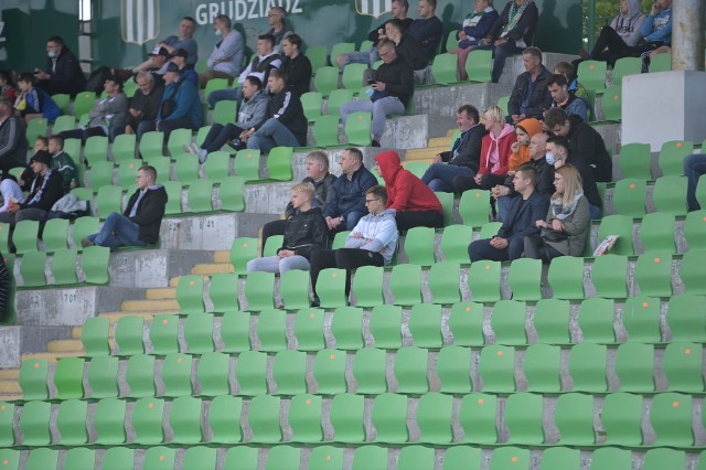 Olimpia Grudziądz przegrała z rezerwami wrocławskiego Śląska 2:4. "Biało-zielonych" wspierała spora grupa kibiców. Zobaczcie jak było na trybunach stadionu przy ul. Piłsudskiego 14!Aby zobaczyć zdjęcia kibiców prosimy przesuwać palcem po ekranie smartfonu lub strzałkami w komputerze>>>