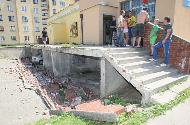 Runął murek przed sklepem w Kielcach