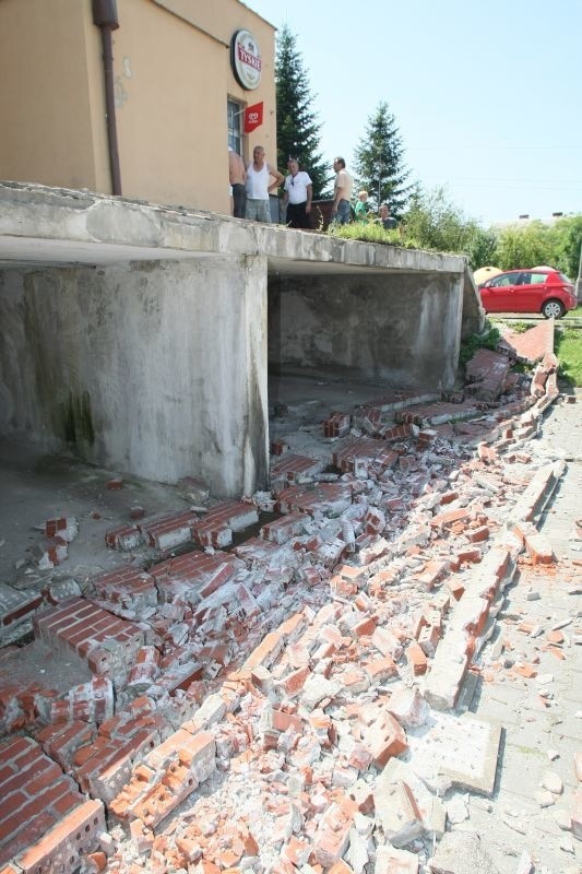 Runął murek przed sklepem w Kielcach