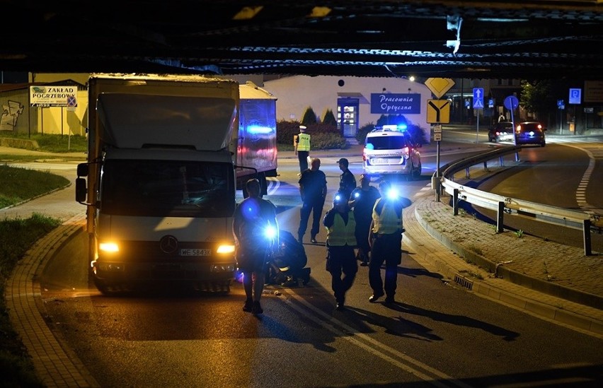 Ciężarówka cyrku Zalewskiego utknęła pod mostem kolejowym w Przemyślu [ZDJĘCIA INTERNAUTY]