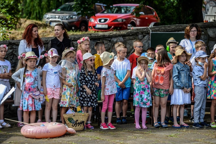 Ruszyły wypłaty 300 plus. Pierwsze przelewy ZUS przekaże już...