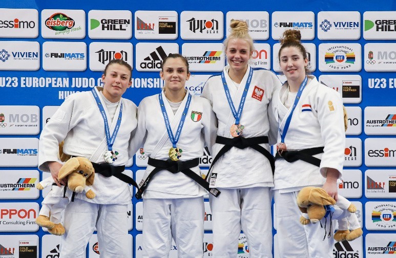 Eliza Wróblewska (druga z prawej) na podium Pucharu Europy...