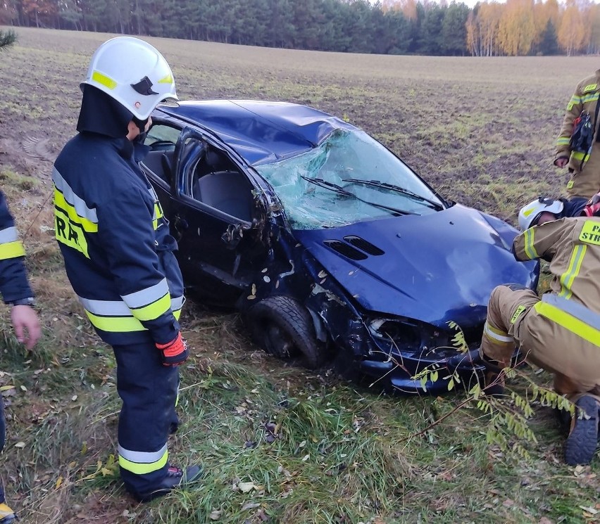 Wypadek w Gniazdkowie w gminie Chotcza. Doszło do dachowania samochodu. Jedna osoba ranna. Zobacz zdjęcia z miejsca zdarzenia