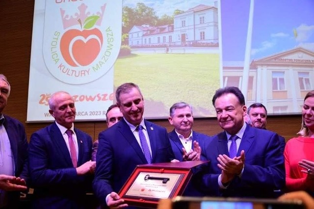 Starosta powiatu grójeckiego, Krzysztof Ambroziak z symbolicznym kluczem Stolicy Kultury Mazowsza 2023.
