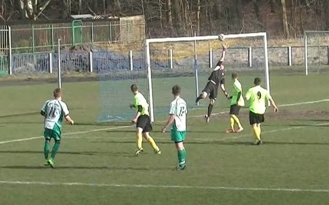 Kamil Oblizajek (z lewej) strzela bramkę na 1:0 dla Gryfa.