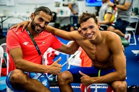 Kacper Majchrzak ze swoim trenerem Michałem Szymańskim na olimpijskiej pływalni w Rio de Janeiro