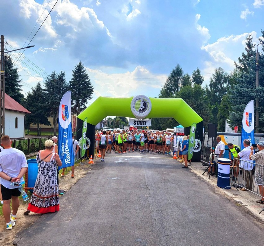 Prawie 300 zawodników pobiegło w VI Leśnej Dyszce w Zalesicach. Zobacz zdjęcia 