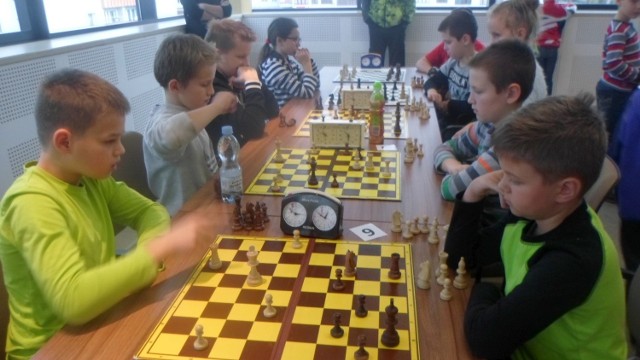 Szachiści rozgrywali swoje pojedynki szachowe w dwóch grupach wiekowych, tu w grupie  B - urodzeni w 2005 roku i młodsi