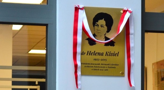 Przy wejściu do sali wystawowej Archiwum widnieje już tablica upamiętniająca doktor Helenę Kisiel.