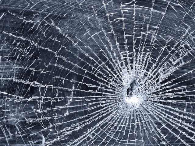 38-latka z gminy Mircze zgłosiła zniszczenie auta we wtorek na posterunku w Dołhobyczowie.