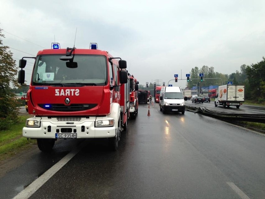 Wypadek na DK1 pod Romanowem. Trasa do Katowic zakorkowana. Ciężarówka się przewróciła
