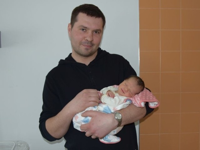 Marcelina Sołtysiak, córka Emilii i Piotra z Ostrołęki urodziła się 17 kwietnia. W dniu urodzin ważyła 3370 g i mierzyła 54 cm.