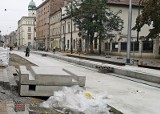 Kraków. Postępy prac przy przebudowie ul Krakowskiej. Kładą betonowe podbudowy torowiska [ZDJĘCIA]