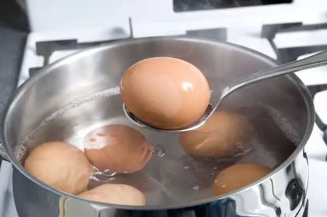Ile gotować jajko na miękko, a ile na twardo? Warto to wiedzieć!