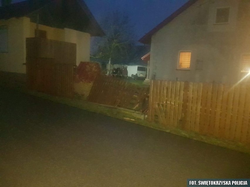 W gminie Szydłów pijany traktorzysta staranował ogrodzenie [ZDJĘCIA]