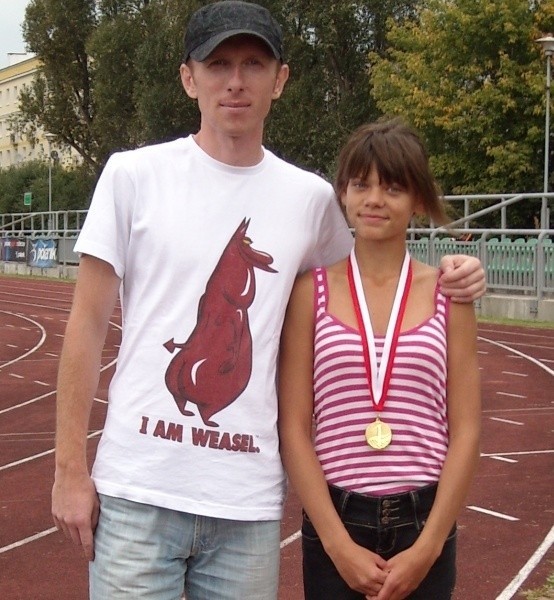 Trener Bartosz Witkowski ze złotą medalistką biegu na 300...