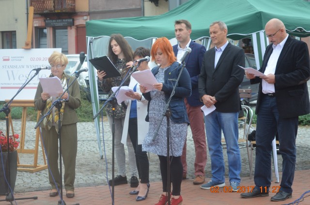 Mieszkańcy Przysuchy, radni, także Adam Pałgan, zastępca burmistrza (z prawej) czytali w sobotę "Wesele" Wyspiańskiego.