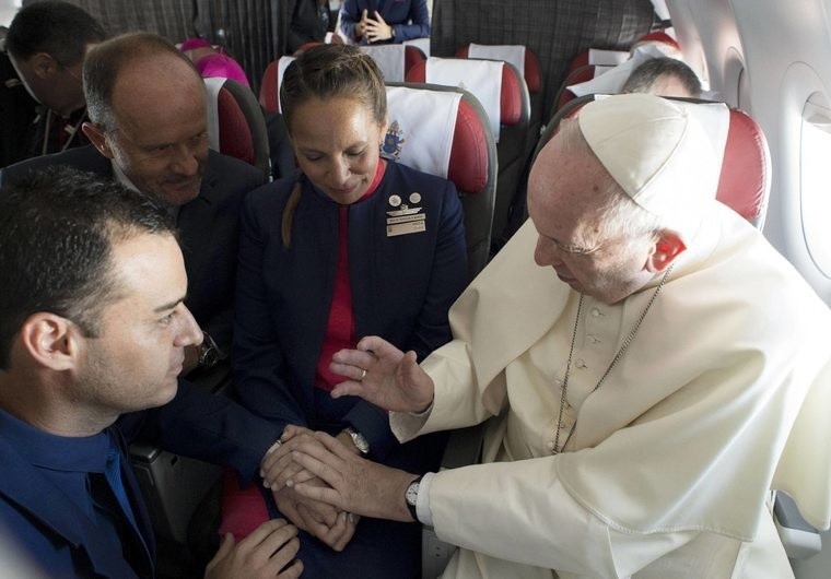 Wyjątkowy ślub! Papież Franciszek udzielił ślubu na pokładzie samolotu. To pierwszy taki ślub w historii