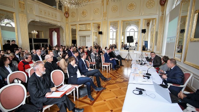 Sala balowa pałacu w Kamieniu Śląskim podczas seminarium była - jak w poprzednich latach - wypełniona publicznością.