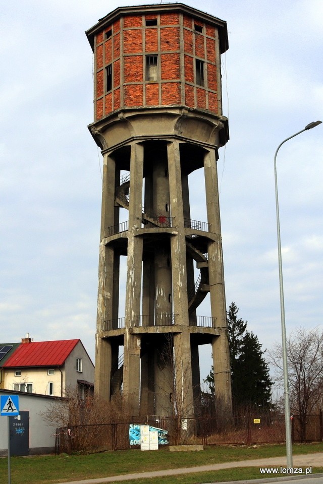 Wieża ciśnień w Łomży od pozostaje w złym stanie.