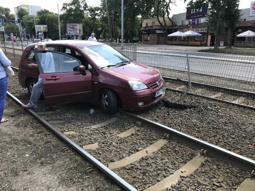 Tramwaje nie jeżdżą Grabiszyńską. Auto zablokowało torowisko