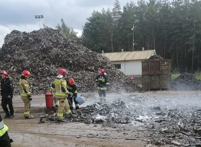 Pożar hałdy odpadów koło Ostrowca. Na miejscu siedem wozów straży pożarnej [ZDJĘCIA]