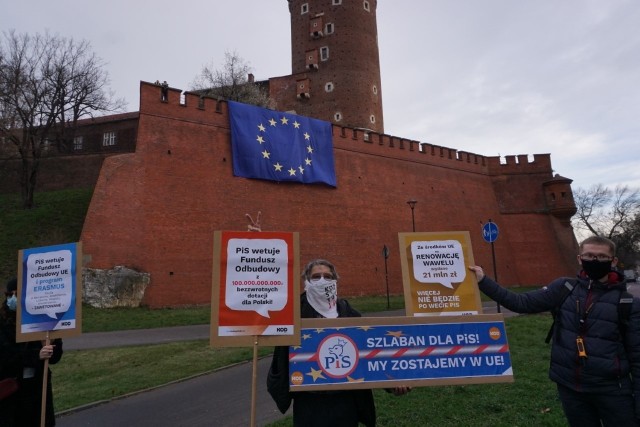 Przedstawiciele KOD protestują przeciwko rządowemu vetu wobec budżetu Unii Europejskiej.