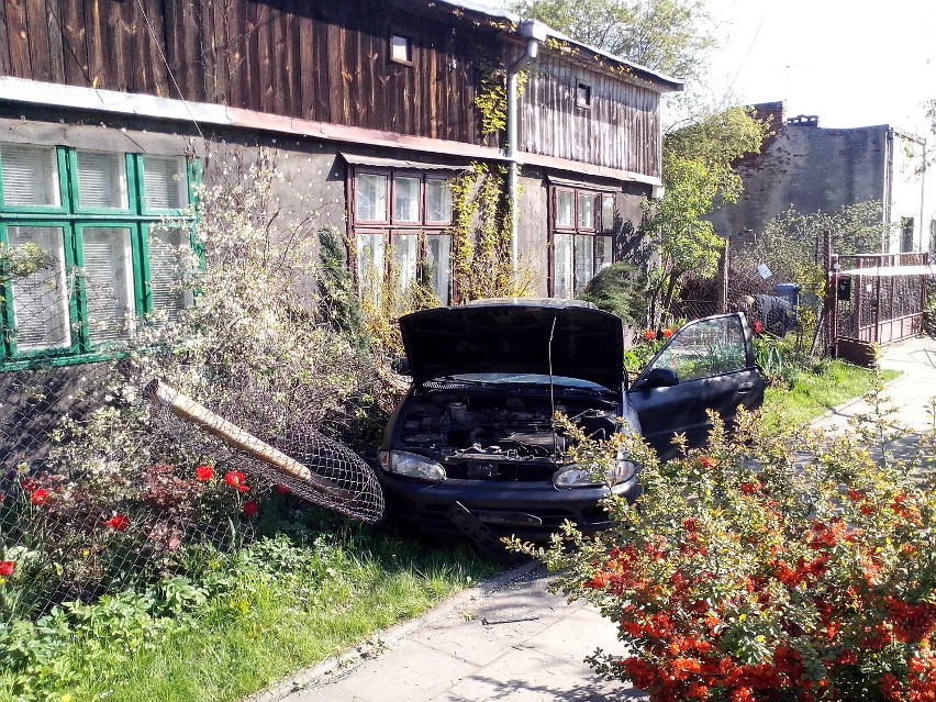Wypadek na ul. Komorniki. Mitsubishi uderzyło w dom. Kierowca i pasażer uciekli [ZDJĘCIA]