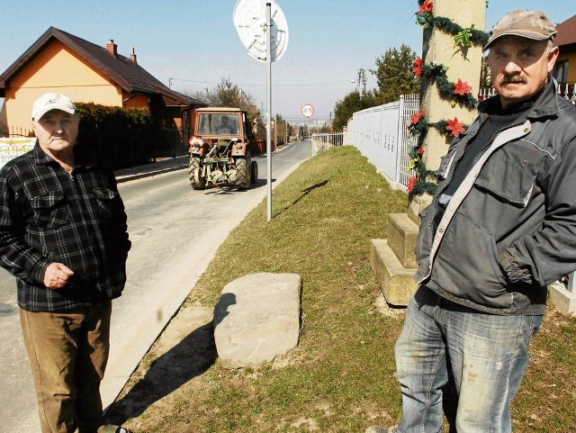 Bracia Stanisław (z lewej) i Jan (z prawej) Czochowie od lat walczą o chodnik, który poprawi bezpieczeństwo mieszkańców ul. Brzeziny. Mówią, że póki żyją, nie odpuszczą urzędnikom