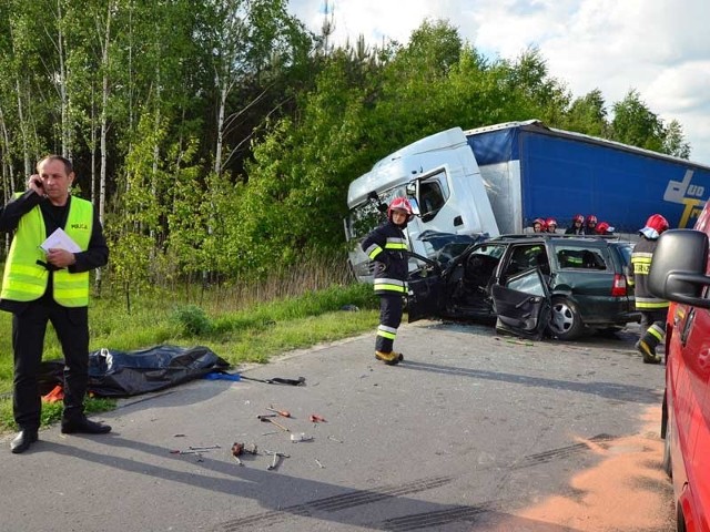 - Ze wstępnych ustaleń policjantów pracujących na miejscu wynika, że kierujący oplam astra kombi 56-letni mieszkaniec powiatu tarnobrzeskiego z niewiadomej przyczyny na zakręcie drogi zjechał na przeciwny pas ruchu, gdzie samochód ten zderzył się z nadjeżdżającym z przeciwka ciągnikiem siodłowym renault z naczepą - relacjonuje nadkomisarz Beata Jędrzejewska-Wrona, oficer prasowy policji w Tarnobrzegu.