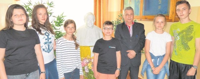 Dyrektor Robert Głogowiecki oraz (od lewej): dwie Gabrysie, Julia, Daniel, Natalia i Mateusz - „trójka” gotowa do papieskiej rocznicy.