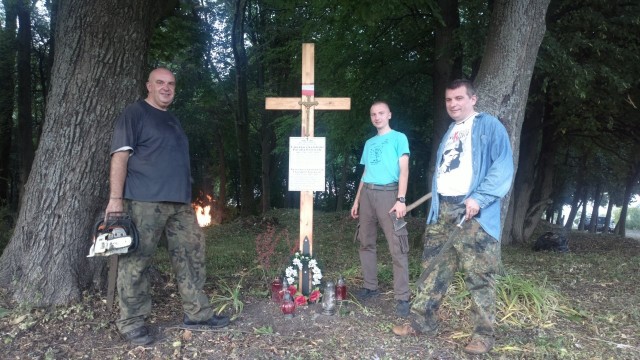 Do porządkowania polskich cmentarzy na Wołyniu wolontariusze wykorzystują maczety i piły mechaniczne